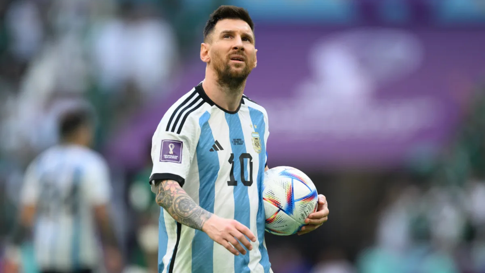 Messi rescata a Argentina y sigue de pie