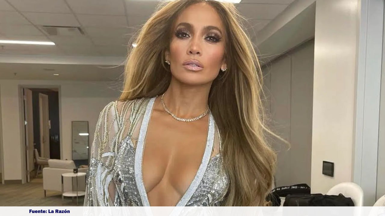 JLo se levanta la falda pícaramente en un evento