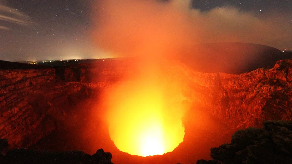 Vista Nocturna del Parque Nacional Volcán Masaya