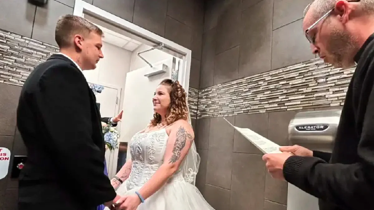 Pareja realiza su boda en el baño de una gasolinera
