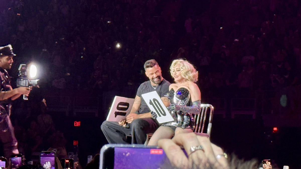 Ricky Martin muy sensual junto a bailarines en concierto de Madonna