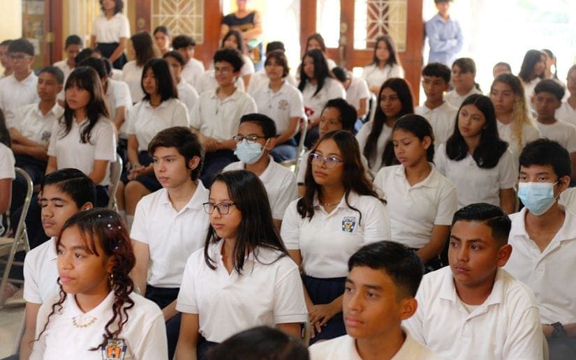 Estudiantes de secundaria participan en conversatorio sobre el Día de la Dignidad