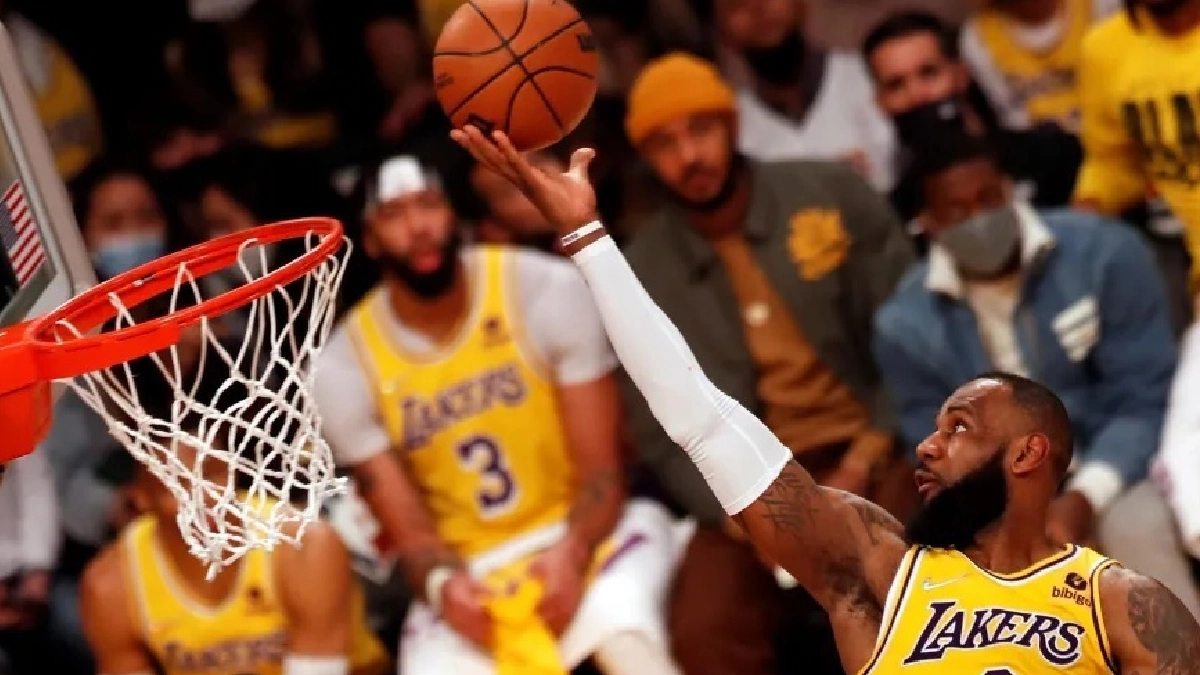 LeBron acuerda con los Lakers una renovación por dos años y 104 millones de dólares