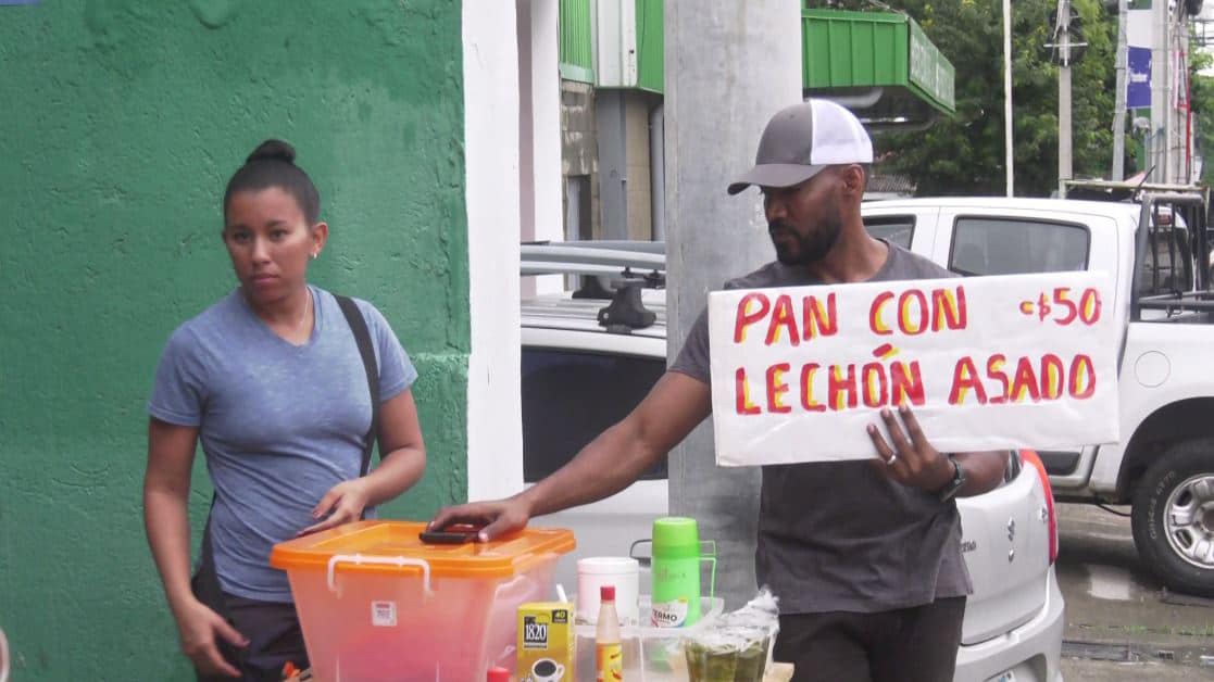 Cubanos conquistan el paladar de los capitalinos a través del “pan con lechón”