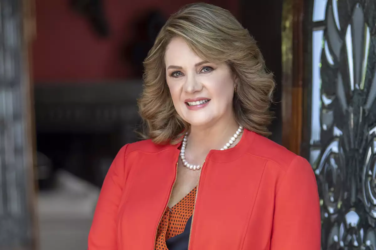 Erika Buenfil vuelve a la música tras 38 años con su nuevo sencillo «Colágeno»