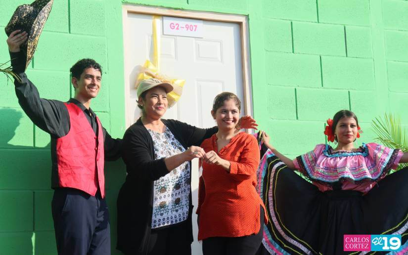 Lidia Méndez recibe las llaves de su hogar propio en Managua