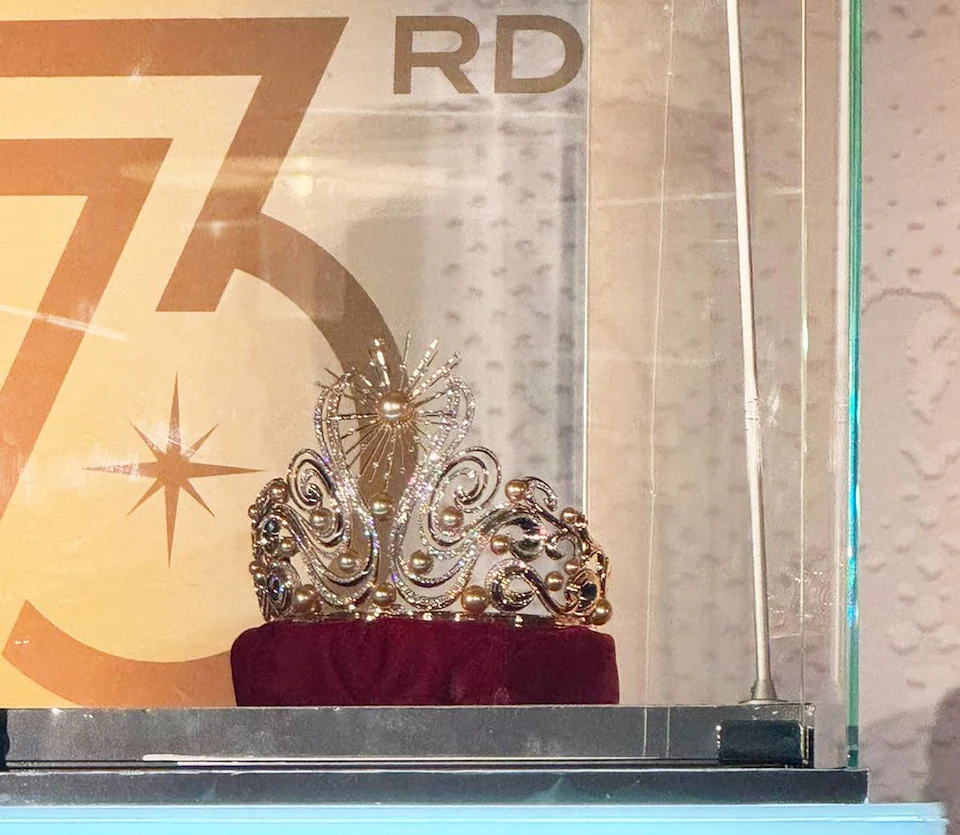 Con 23 perlas y bañada en oro, así es la nueva corona de Miss Universe 2024