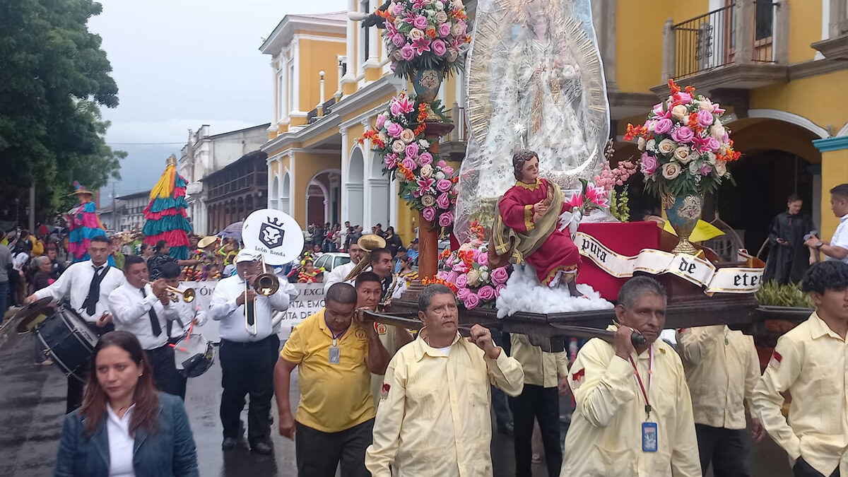 Granada explota en colorido y alegría en el segundo día de la Exhibición de Santos Patronos