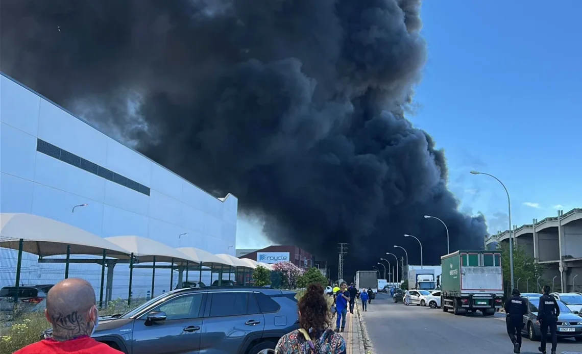 Fuerte incendio deja encerrada a más de 80 mil personas en Alcalá