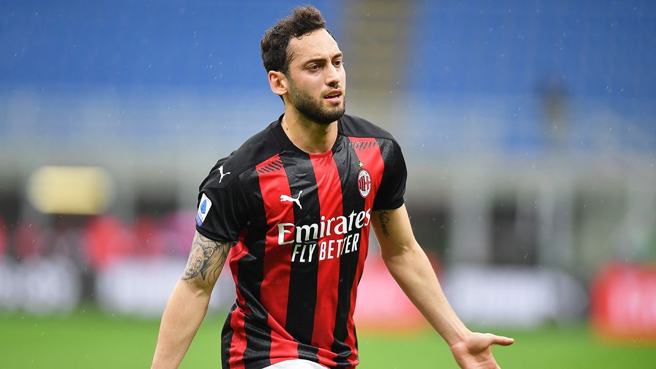 Çalhanoglu le responde a Lautaro.