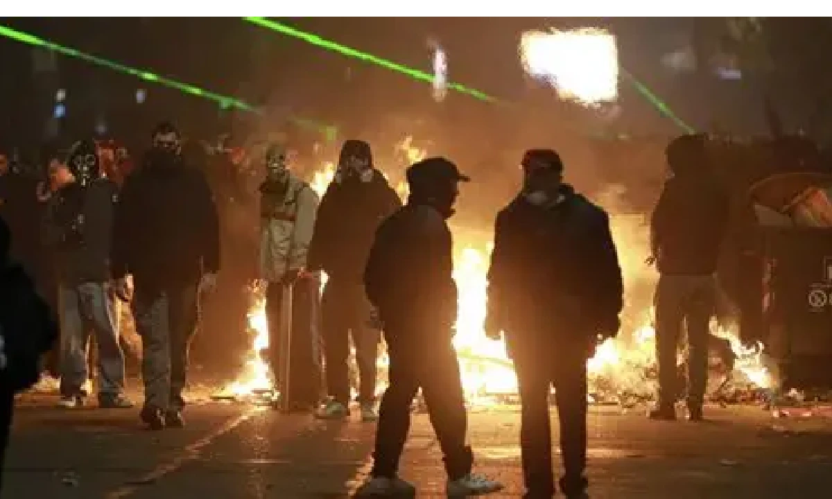 Policía hondureña dispersa con cañones de agua en una protesta