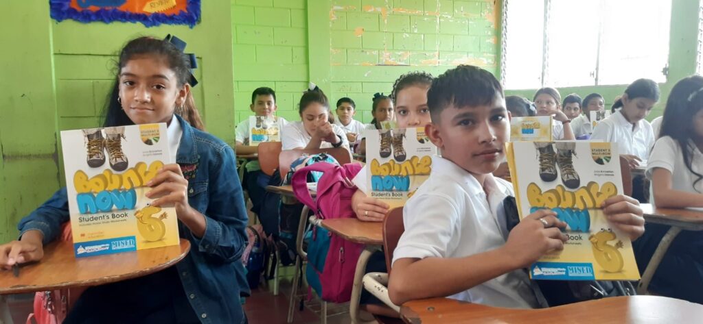 Entregan libros de inglés a estudiantes